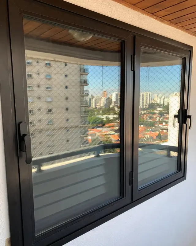Janela de abrir em alumínio preto