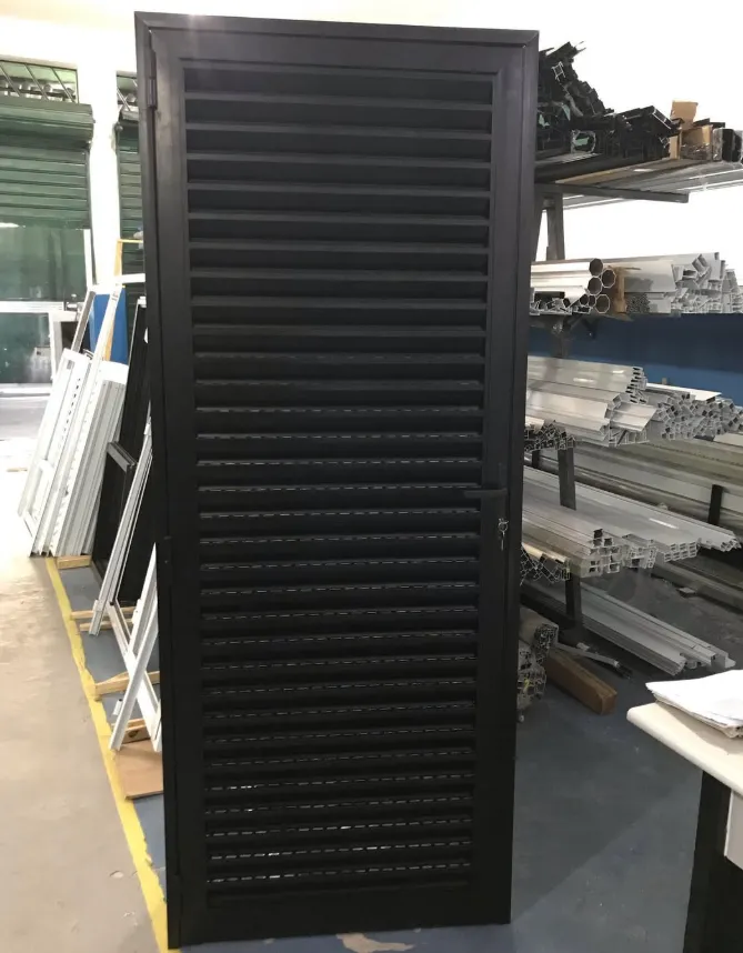 Porta veneziana em alumínio preto na fábrica da Infinity Acústica