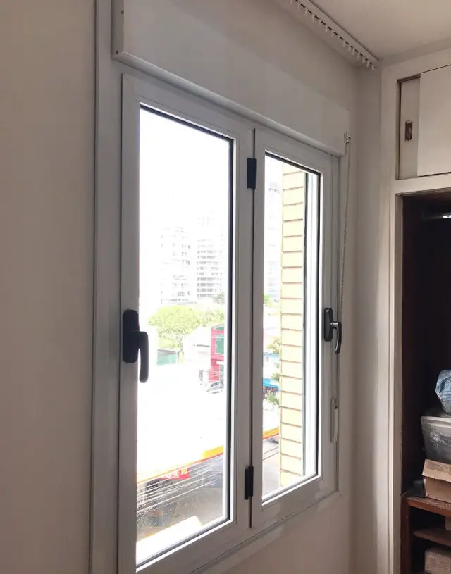 Janela de abrir anti-ruído voltada para avenida